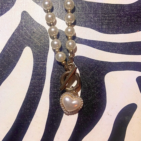 PACKAGE DEAL!!! 🤞🏽 Two beautiful pearl styled necklaces (INCLUDES A FREEBIE) - Picture 2 of 5